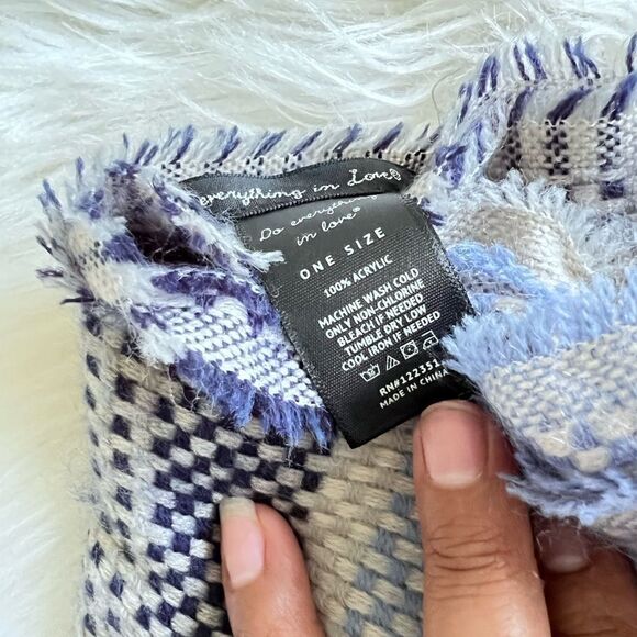 Do everything in Love poncho - Picture 5 of 5